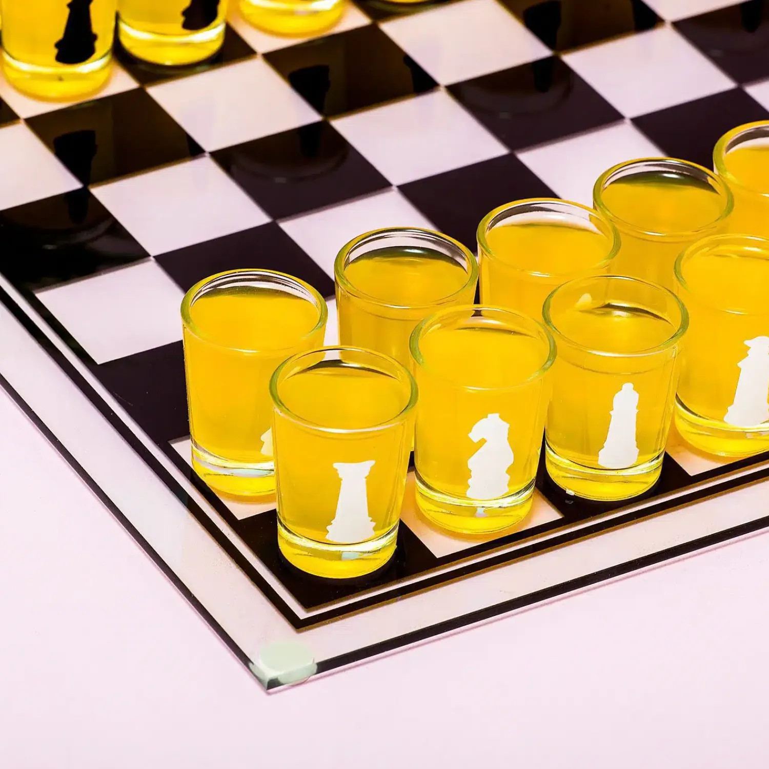 Ditverzinjeniet Drankspelletjes|Vrijgezellenfeestjes|Schaak drankspel met shotglaasjes