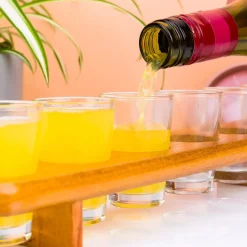 Ditverzinjeniet Borrelen|Zes shotglaasjes op serveertray